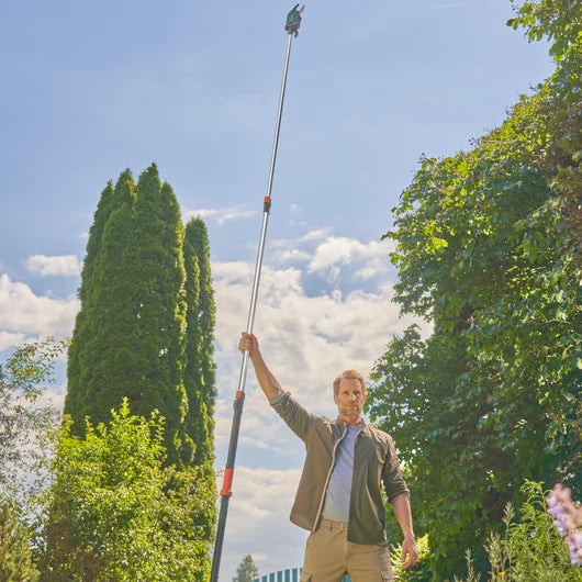 GARDENA StarCut Pro L telescopic lopper reaching a high tree branch